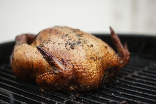 Hele kip met kruiden gaart indirect op de kamado