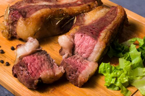 Picanha medium-rare in plakken gesneden met de vetkap eraan