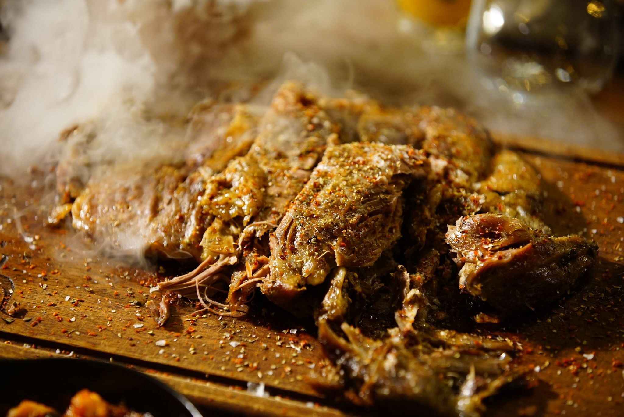 Pulled pork van de kamado wordt met twee vorken uit elkaar getrokken