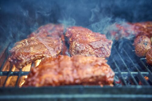 Spareribs met rook op het rooster van een kamado